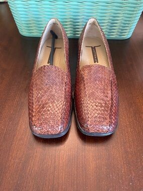 Trotters Lori Womens Brown Leather Woven Slip On Loafers